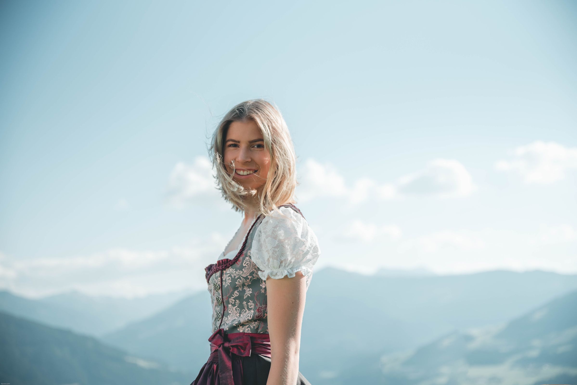 Frau im Dirndl vor Bergkulisse