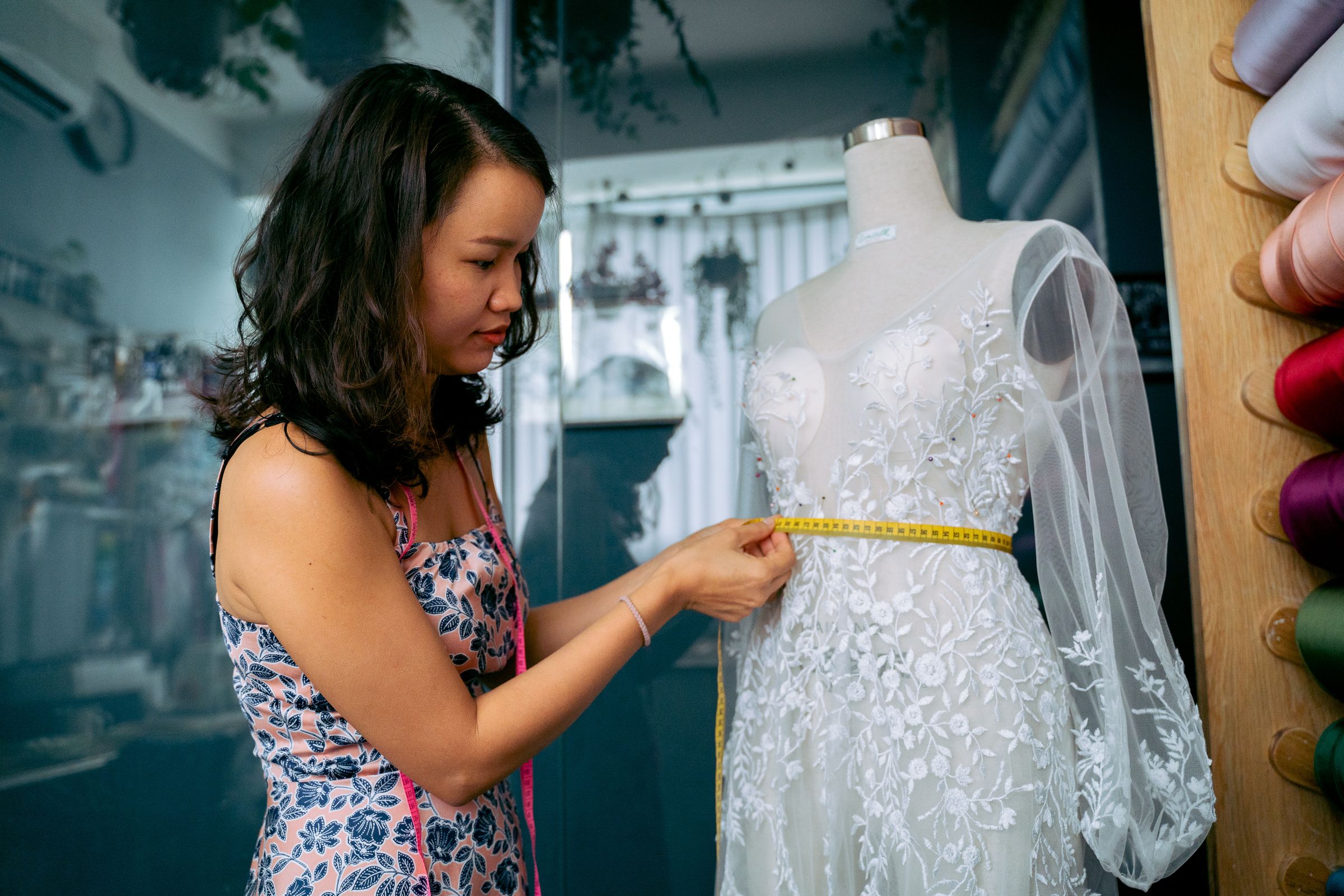 Brautkleid wird am Schneiderpuppen-Modell vermessen