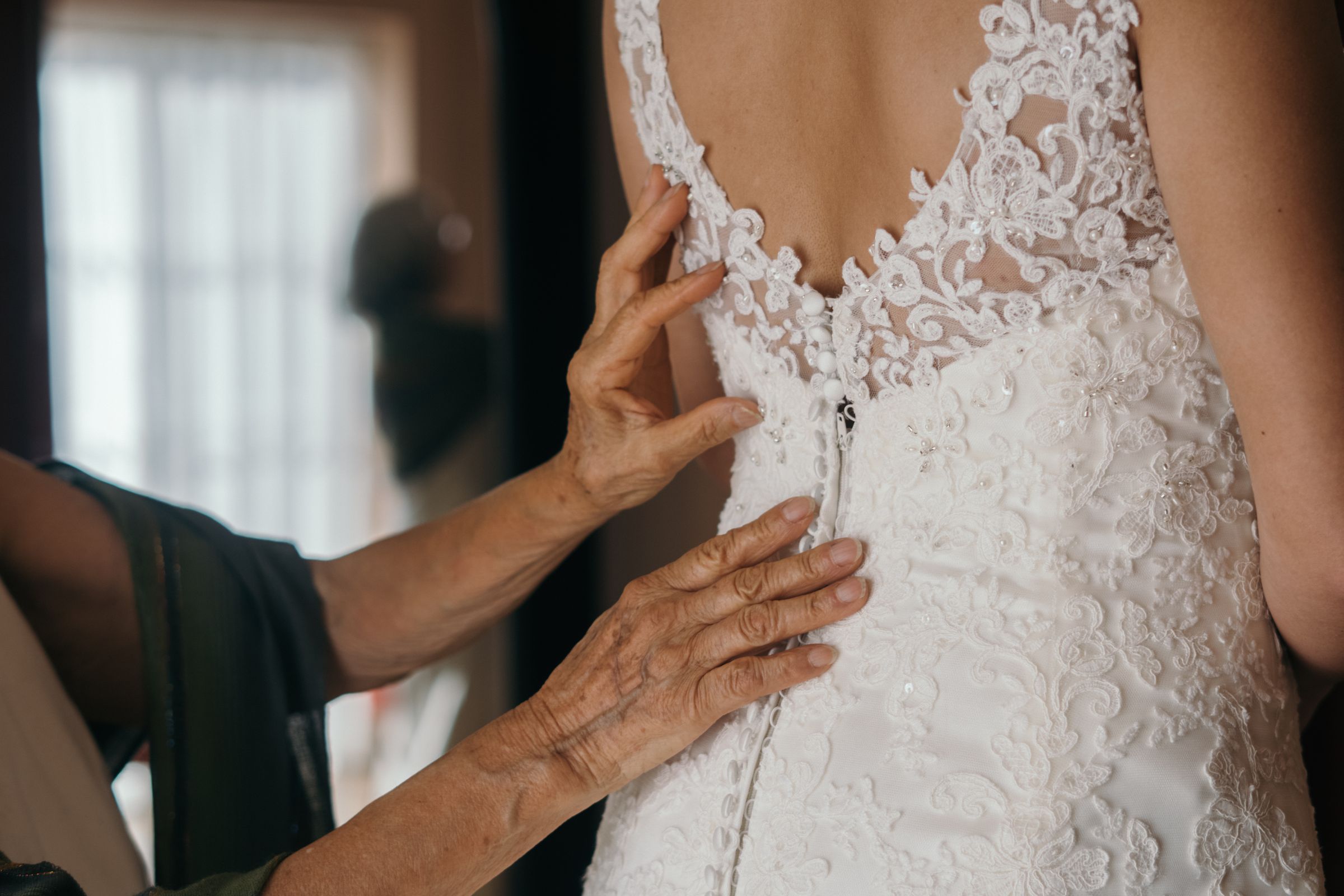 Brautkleid-Anpassung mit ruhiger Hand